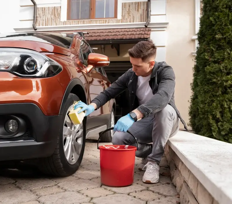 Lavage auto à domicile Vaumeilh : professionnel intervenant sur un véhicule